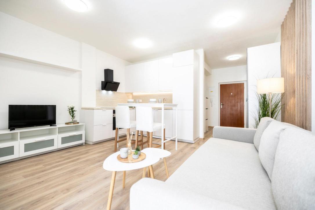 Alure Residences 2 & 24H Self Check-In, Parking In The Garage In The Apartment Building Included, New Building, Terrace, Green Location With A Forest Park With A Lake, Children'S Playground Banská Bystrica Eksteriør bilde