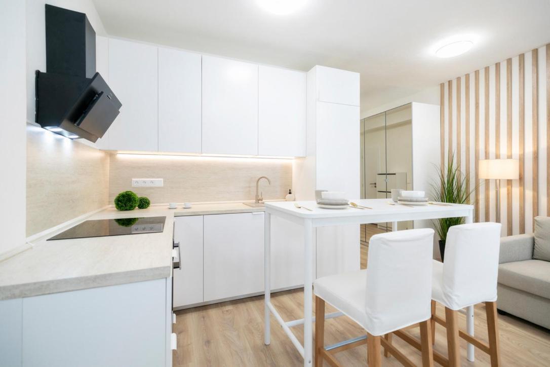 Alure Residences 2 & 24H Self Check-In, Parking In The Garage In The Apartment Building Included, New Building, Terrace, Green Location With A Forest Park With A Lake, Children'S Playground Banská Bystrica Eksteriør bilde