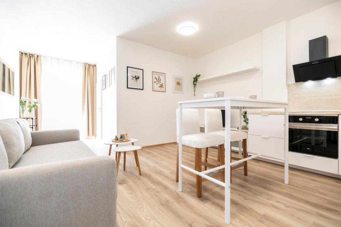 Alure Residences 2 & 24H Self Check-In, Parking In The Garage In The Apartment Building Included, New Building, Terrace, Green Location With A Forest Park With A Lake, Children'S Playground Banská Bystrica Eksteriør bilde