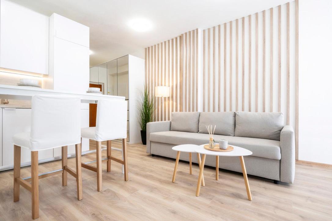 Alure Residences 2 & 24H Self Check-In, Parking In The Garage In The Apartment Building Included, New Building, Terrace, Green Location With A Forest Park With A Lake, Children'S Playground Banská Bystrica Eksteriør bilde