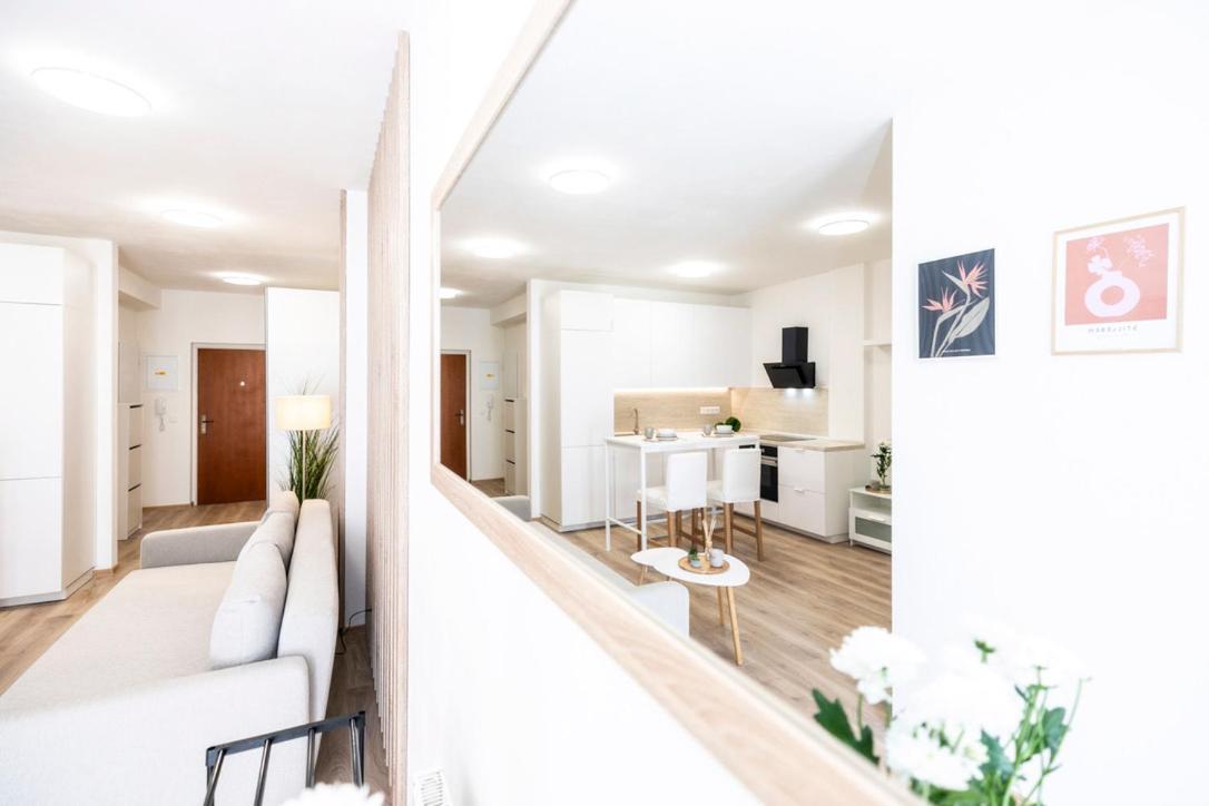 Alure Residences 2 & 24H Self Check-In, Parking In The Garage In The Apartment Building Included, New Building, Terrace, Green Location With A Forest Park With A Lake, Children'S Playground Banská Bystrica Eksteriør bilde